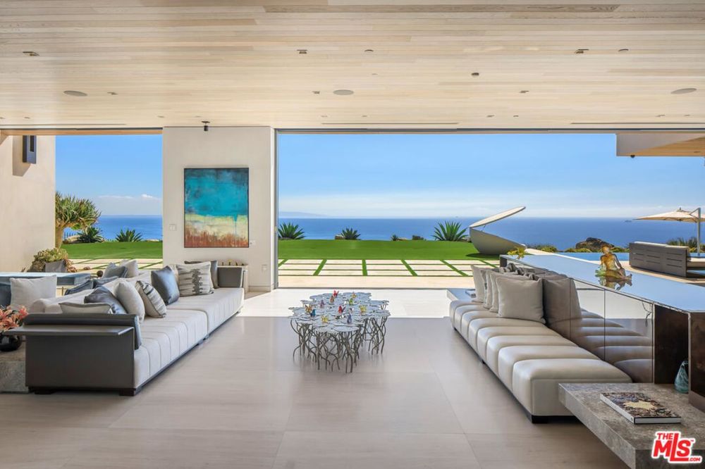 Cette luxueuse VILLA, perchée sur le flanc d'une colline....