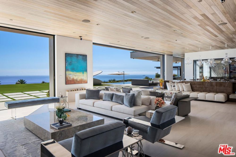Cette luxueuse VILLA, perchée sur le flanc d'une colline....