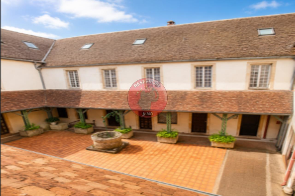 Situé en plein coeur du centre historique de Beaune, dans....
