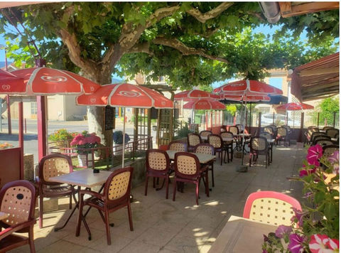 &Agrave; VENDRE, FONDS DE COMMERCE H&Ocirc;TEL-RESTAURANT AVEC LES MURS ? CENTRE-VILLE D'EYGUIANS 631500 05300 Eyguians