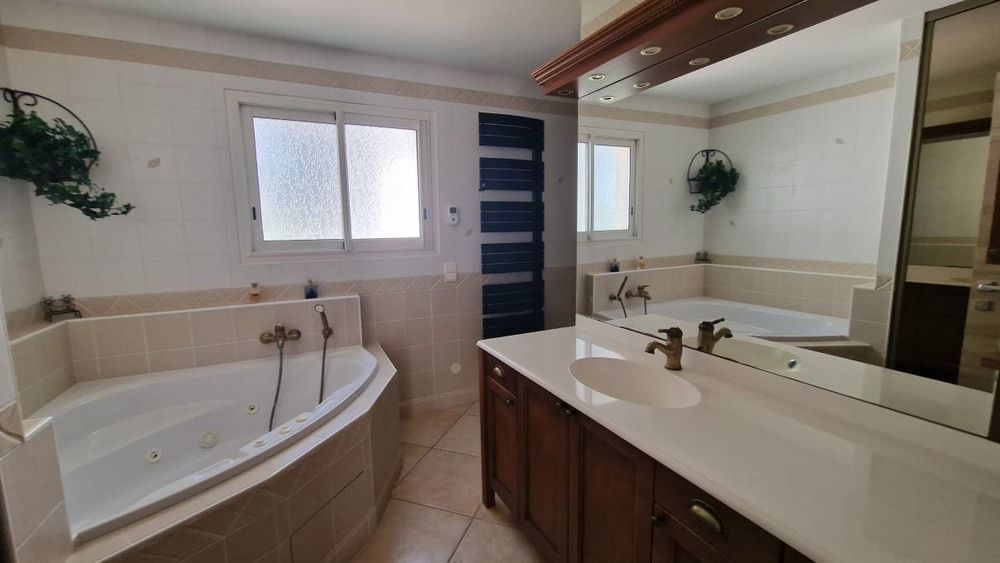 � vendre  Villa P�zenas (34120)