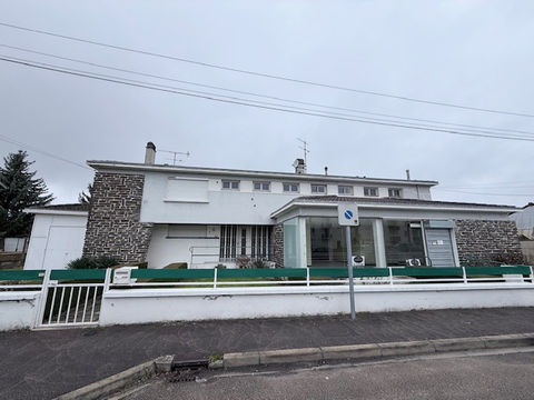 LOCAL COMMERCIAL A LOUER avec habitation et jardin 3100 77650 Longueville