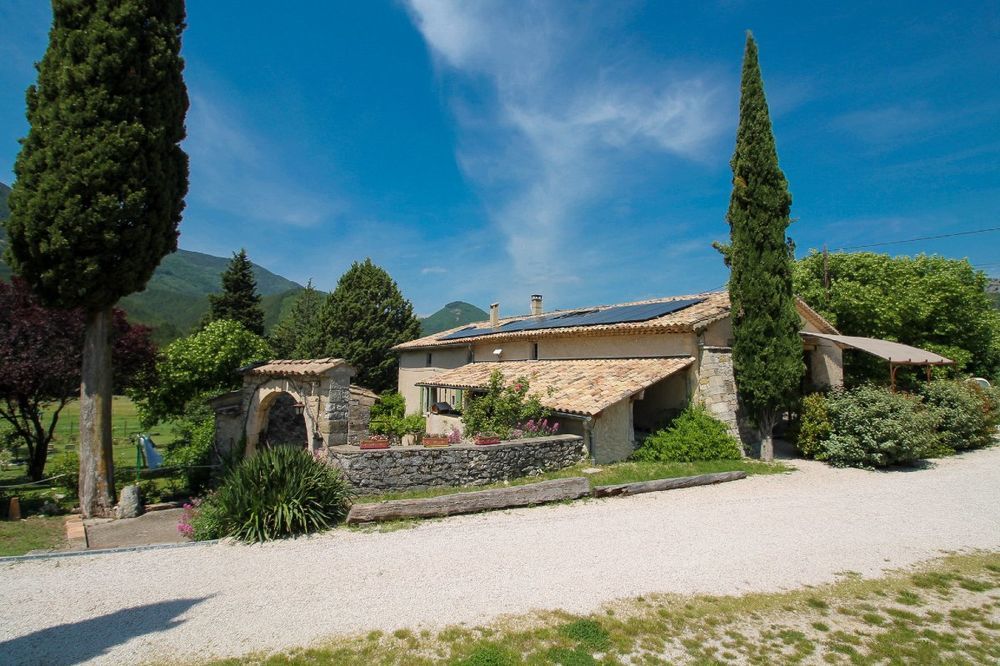 � vendre  Maison Montbrun-les-Bains (26570)