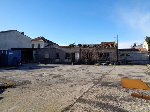 Gard Aimargues Entrepot 900m2 sur terrain 1700m2 centre de village 650000 30470 Aimargues
