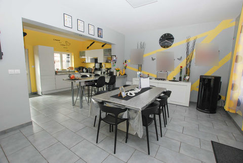   SPACIEUSE MAISON EN TRES BON ETAT Maison - 9 pi�ce(s) - 133 m�