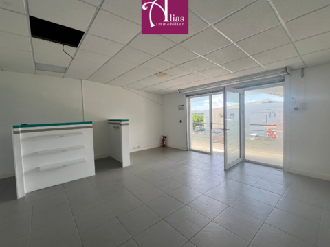 &Agrave; louer - Local professionnel 67m2 - 1er &eacute;tage - Jarry 1282 97122 Baie mahault