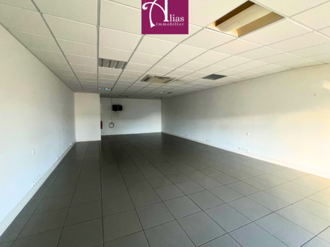 &Agrave; louer - Local professionnel 134 m2 - 1er &eacute;tage - Jarry 2564 97122 Baie mahault