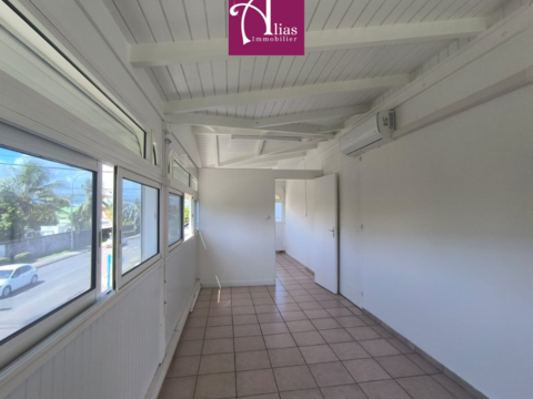 &Agrave; louer - Local professionnel 25 m2   Trioncelle, Baie-Mahault   Proche Destreland 710 97122 Baie mahault