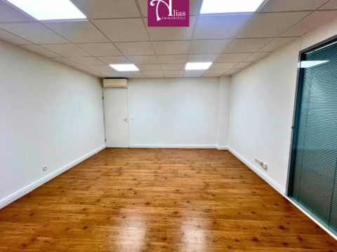 &Agrave; louer - Bureau 25m2 - &Eacute;tage - Jarry 525 97122 Baie mahault