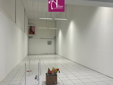 &Agrave; louer - Local commercial RDC 100 m2 avec vitrine - Jarry 2285 97122 Baie mahault
