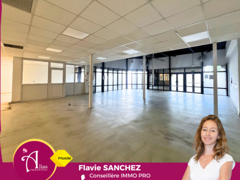 &Agrave; Louer - Local commercial 396m2 avec visibilit&eacute; - RDC - Jarry 8200 97122 Baie mahault