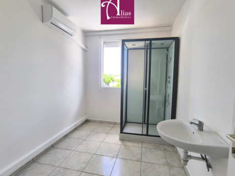 &Agrave; louer - Local professionnel 7 m2   Baie-Mahault   Proche Destreland 450 97122 Baie mahault