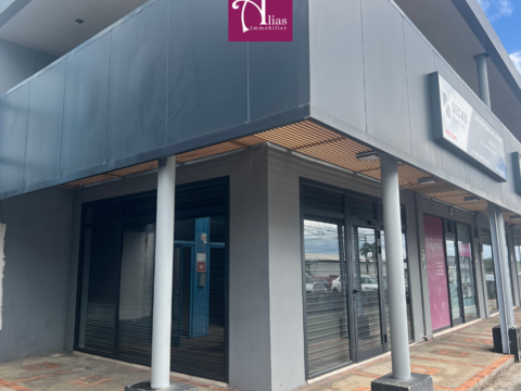 &Agrave; Louer - Local commercial 45m2 avec visibilit&eacute; et parking- RDC - JARRY 1260 97122 Baie mahault