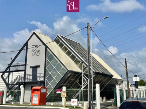 LOCAL DE 340M2 AU RDC IDEALEMENT SITUE 5500 97139 Les abymes