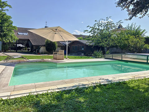   Maison familiale - 5 chambres - Terrain avec piscine (hyper centre de Fareins) Maison - 6 pi�ce(s) - 253 m�