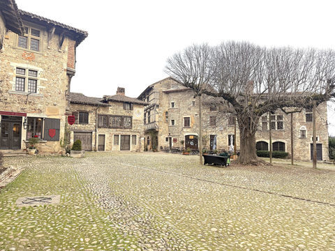   RARE PEROUGES Maison 140m2 au sol terrasse jardin Maison - 4 pi�ce(s) - 138 m�