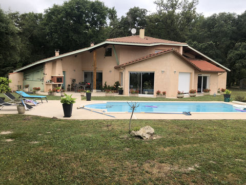   Maison 6 pi�ces superficie 190 m2 environ sur un terrain de 24040m2 Maison - 6 pi�ce(s) - 190 m�