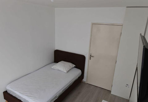 Chambre avec douche disponible imm&eacute;diatement 695 92800 Puteaux