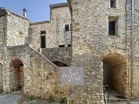   Maison de Village � R�nover dans un village de Caract�re. Maison - 7 pi�ce(s) - 271 m�