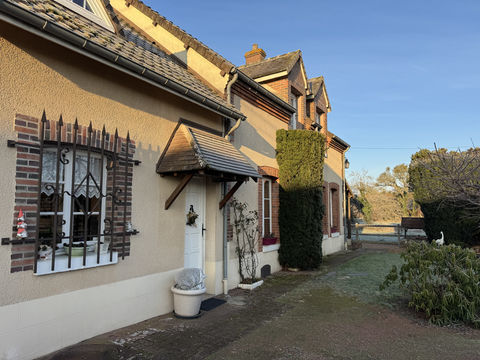   CENTRE-VILLE, COMMERCES � PIED, CAMPAGNE, 5 CHAMBRES, PUITS, DOUBLE GARAGE, 2600M2 TERRAIN, ST GENEVI�VE -DES- Maison - 8 pi�ce(s) - 174 m�