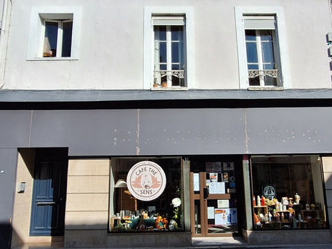 EMPLACEMENT DE 1ER CHOIX EN PLEIN COEUR DE SENS,MURS COMMERCIAUX D'ENVIRON 100M2 .A VISITER RAPIDEMENT 212000 89100 Sens