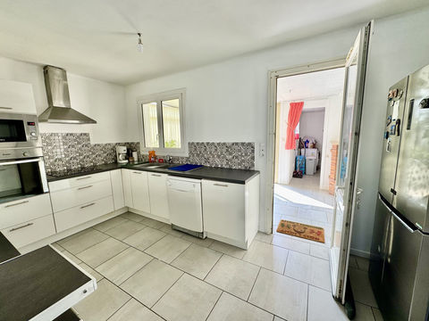   SANS TRAVAUX, DEPENDANCES, COMMERCES � PIED, 2 CHAMBRES, 900 M2 DE TERRAIN, PUITS, DOUBLE GARAGE. Maison - 4 pi�ce(s) - 82 m�