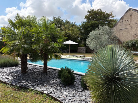   A seulement 2h de Paris (via A6 ou A77), de couvrez cette charmante longe re du XIXe sie cle, sa piscine ... Maison - 8 pi�ce(s) - 225 m�