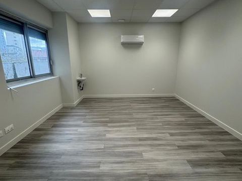 Local commercial ou bureau 560 42000 Saint-etienne