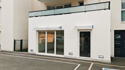&Agrave; louer � Local professionnel neuf 80 m&sup2; � Fr&eacute;jus Zone Capitou 2000 83600 Frejus