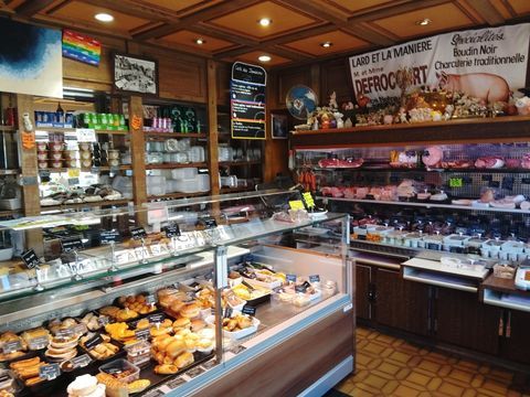 Id&eacute;alement situ&eacute;e en centre-ville de Mortagne-au-Perche, cette charcuterie repr&eacute;sente une belle opportunit&eacute; pour un professionne 137800 61400 Mortagne-au-perche