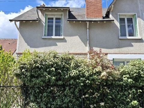   Maison de ville de 1935, enti�rement r�nov�e. Sur 3 niveaux, 6 pi�ces dont 4 chambres. 2 salles d'eau. Cave. Garage. Maison - 6 pi�ce(s) - 121 m�