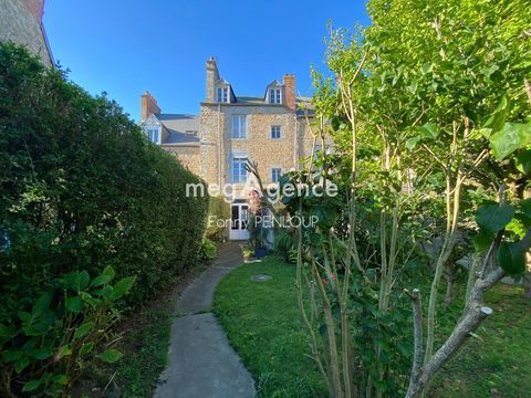   Maison en pierres avec jardin clos de murs et double garage Maison - 8 pi�ce(s) - 157 m�