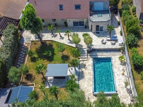   VILLA CONTEMPORAINE D'EXCEPTION 5 CHAMBRES AVEC PISCINE Maison - 8 pi�ce(s) - 260 m�