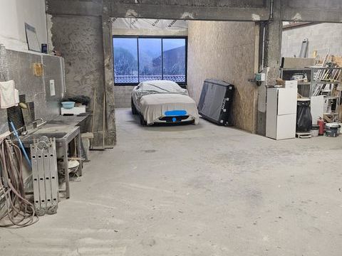 HANGAR de 250 m&sup2; - Id&eacute;al pour stockage ou activit&eacute;s professionnelles 1020 84400 Apt