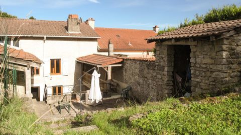   Maison de village avec un petit studio au RDC, et 168m2 habitables ! Maison - 6 pi�ce(s) - 168 m�