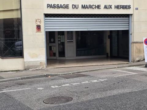 bel emplacement pour commerce ou bureau juste &agrave; l'entr&eacute;e d'un centre commercial &agrave; forte potentiel 68000 60200 Compiegne