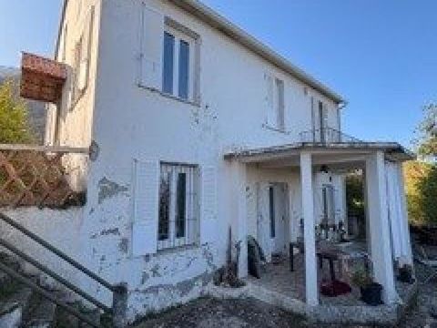   Maison ancienne de caract�re T6 ( r�novation � pr�voir ) Maison - 7 pi�ce(s) - 200 m�