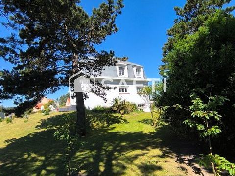   Proche de nos belles plages 2mn  et bien situe dans un cadre agr�able. Maison - 9 pi�ce(s) - 230 m�