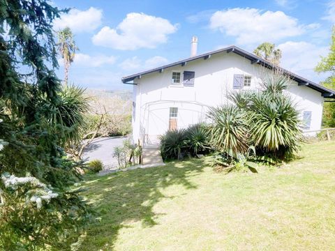   Cambo les bains avec vue � 180 degr�s, propri�t� sur 6500m2 de terrain Maison - 8 pi�ce(s) - 260 m�