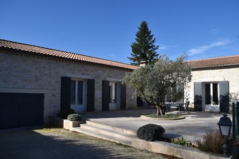   Villa de plain pied avec 5 chambres et une piscine sans vis � vis et au calme. Maison - 7 pi�ce(s) - 167 m�