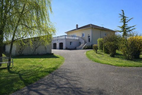   Villa de caract�re � 295 m� � Terrain 5 000 m� dont 4 600 m� constructibles � Priss� Maison - 12 pi�ce(s) - 295 m�