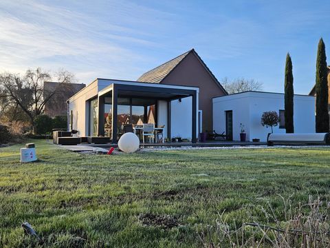   Maison contemporaine avec pergola et piscine. Maison - 7 pi�ce(s) - 150 m�