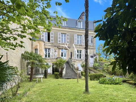   CHARME ET AUTHENTICIT� POUR CETTE MAISON BOURGEOISE DE CENTRE VILLE Maison - 10 pi�ce(s) - 386 m�