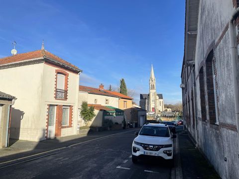   Maison en pierre � r�nover � 90 m� � Centre bourg de Saint-Hilaire-de-Clisson Maison - 5 pi�ce(s) - 90 m�