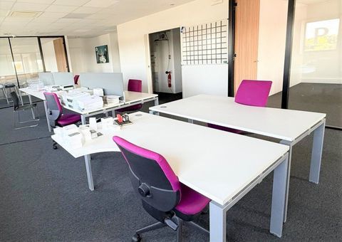 145 m&sup2; de bureaux climatis&eacute;s et fonctionnel. Disponible imm&eacute;diatement 274800 33370 Tresses