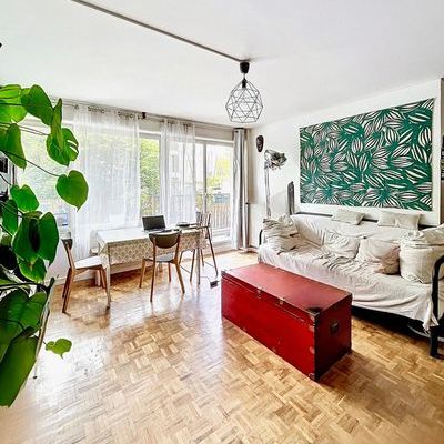 Charmant 3 pièces traversant, avec balcon, parking et cave, à deux pas du métro Mairie de Montreuil.