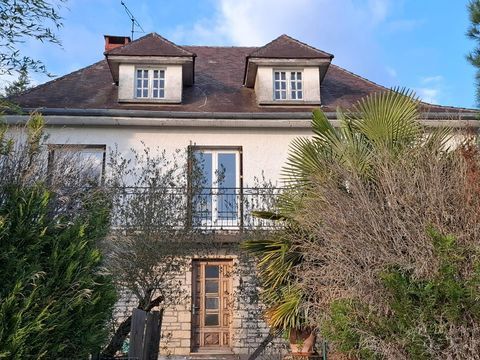   Beaux volumes pour ce bien � potentiel Maison - 8 pi�ce(s) - 205 m�