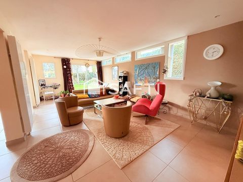   MAISON DE 364 M2 SUR TERRAIN DE 902 M2 A REGUINY Maison - 12 pi�ce(s) - 364 m�