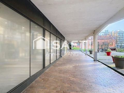 Emplacement n&deg;1 sur la Place Carnot : local commercial lumineux avec grande fa&ccedil;ade et fort potentiel au c�ur du centre-ville. 330000 93110 Rosny-sous-bois