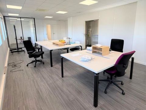 129 m&sup2; de bureaux climatis&eacute;s et fonctionnel. Disponible imm&eacute;diatement 274800 33370 Tresses